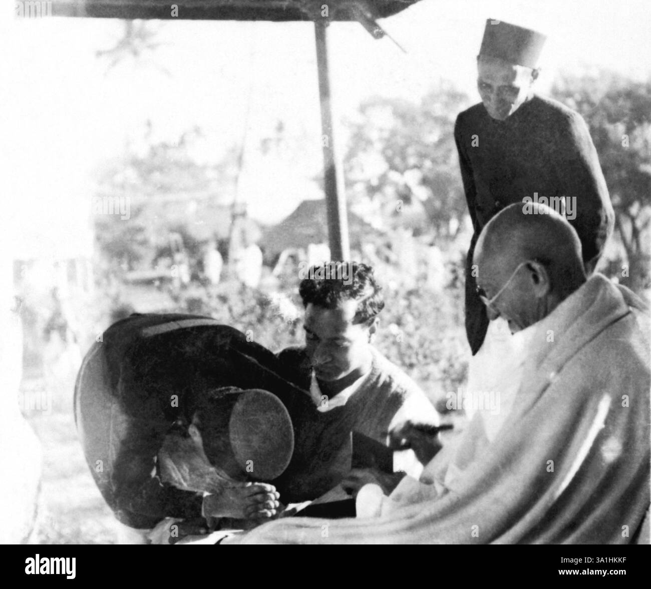 Ramakrishna Bajaj, Mahatma Gandhi et autres à Khadi Pratishthan, Sodepur, 24 Parganas, Calcutta, 1946, Inde NON MR Banque D'Images
