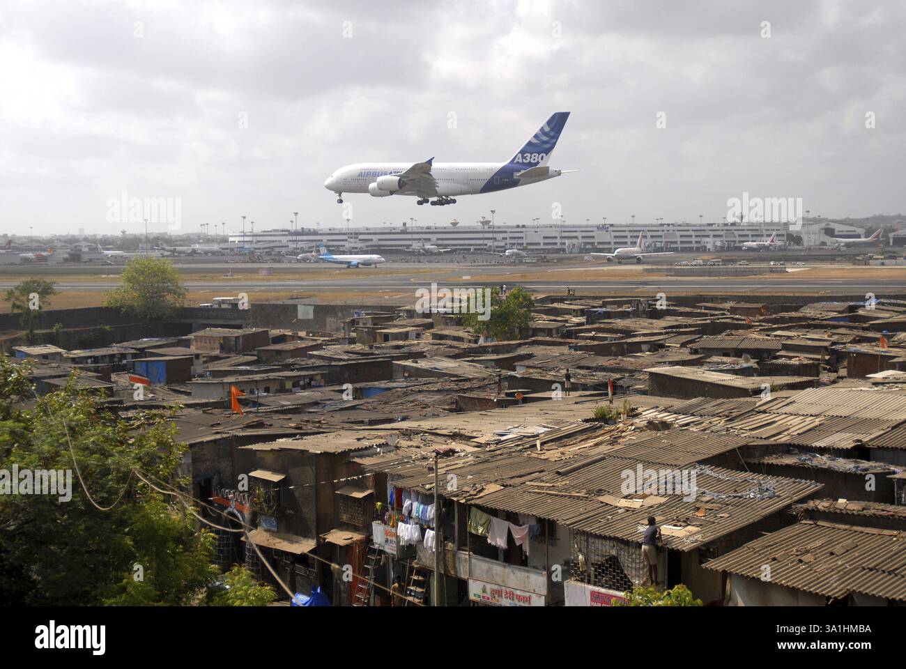La plus grande compagnie aérienne commerciale Airbus A380 débarque à l'aéroport de Sahar, rebaptisé aéroport international Chatrapati Shivaji à Bombay, aujourd'hui Mumbai, le 8 mai Banque D'Images