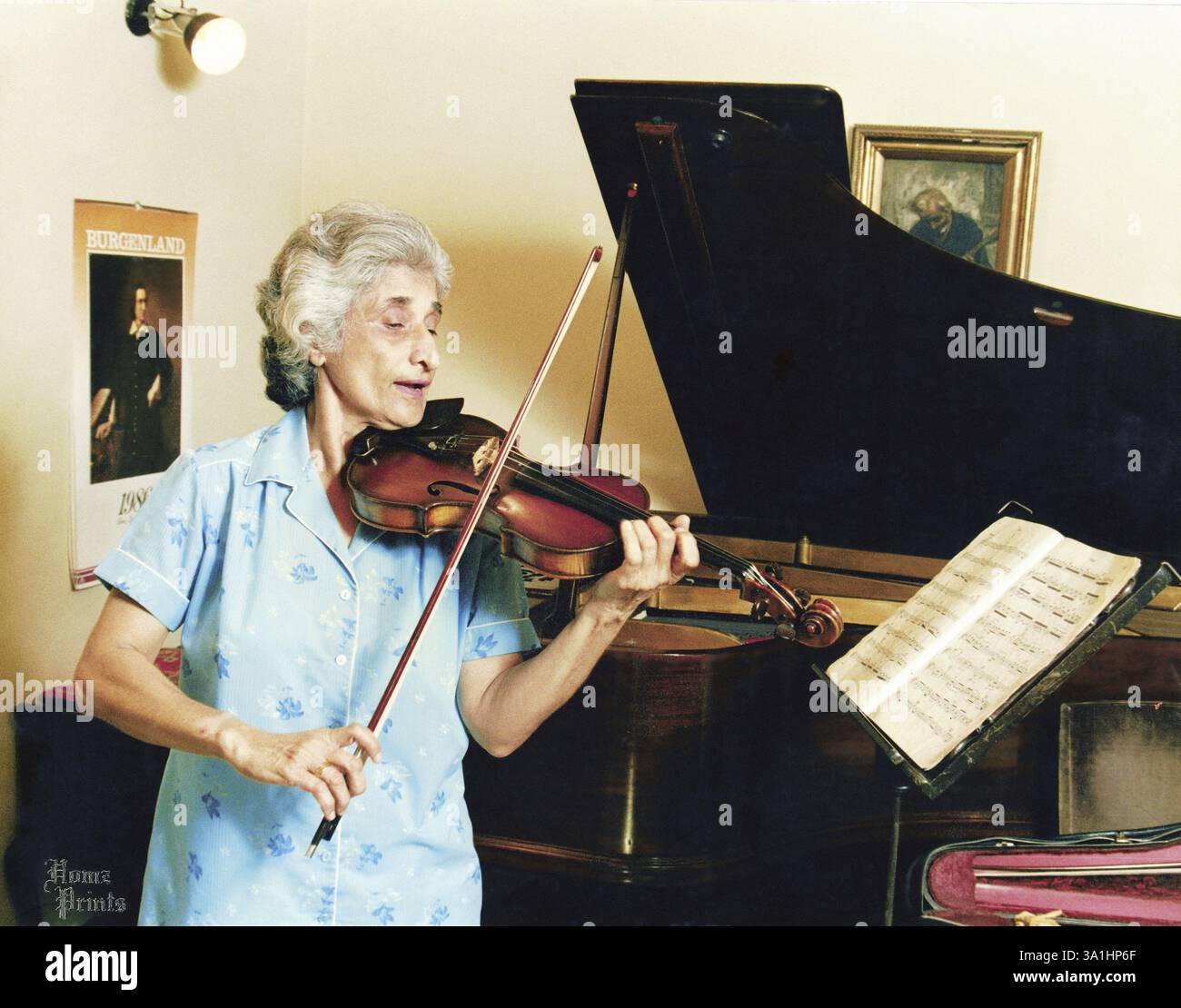 Un portrait de Miss Jeannie Dinshaw jouant Violine, PAS MR Banque D'Images