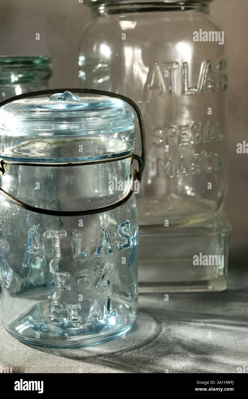 Classic Glass Works, bouteille à col large, récipient cylindrique en verre Banque D'Images