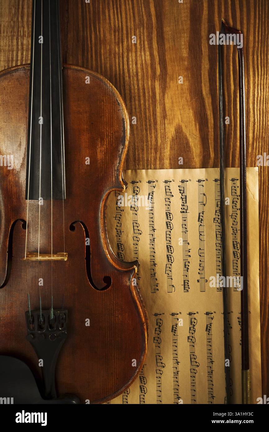 Vieux violon utilisé sur planche de bois avec note Banque D'Images