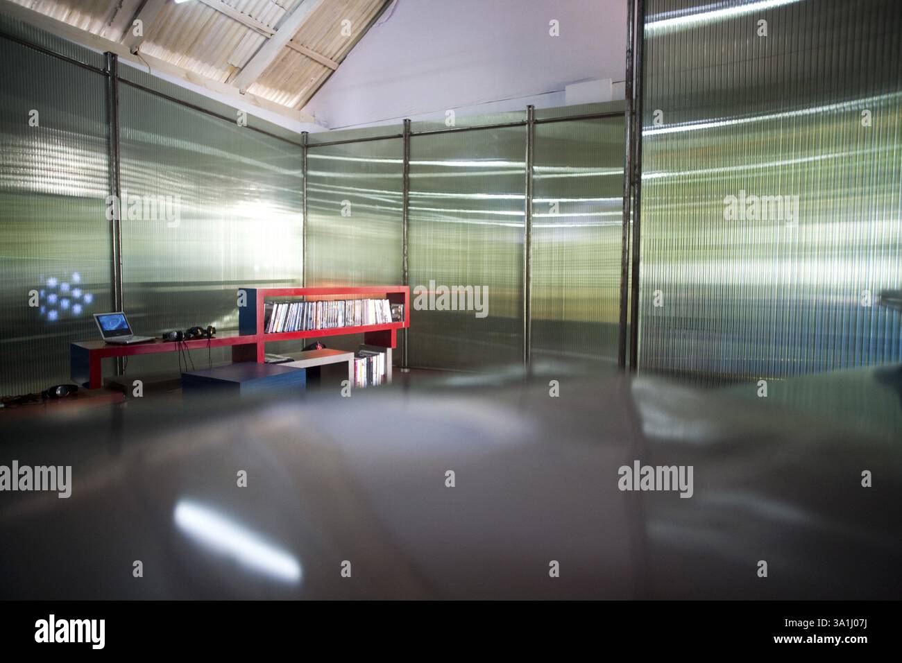 Motif coloré clair sur l'installation de bibliothèque de livres muraux par Bose Krishanamachari, galerie d'art Lava kashi, Mattancherry, Cochin Now Kochi, Kerala, Ind Banque D'Images