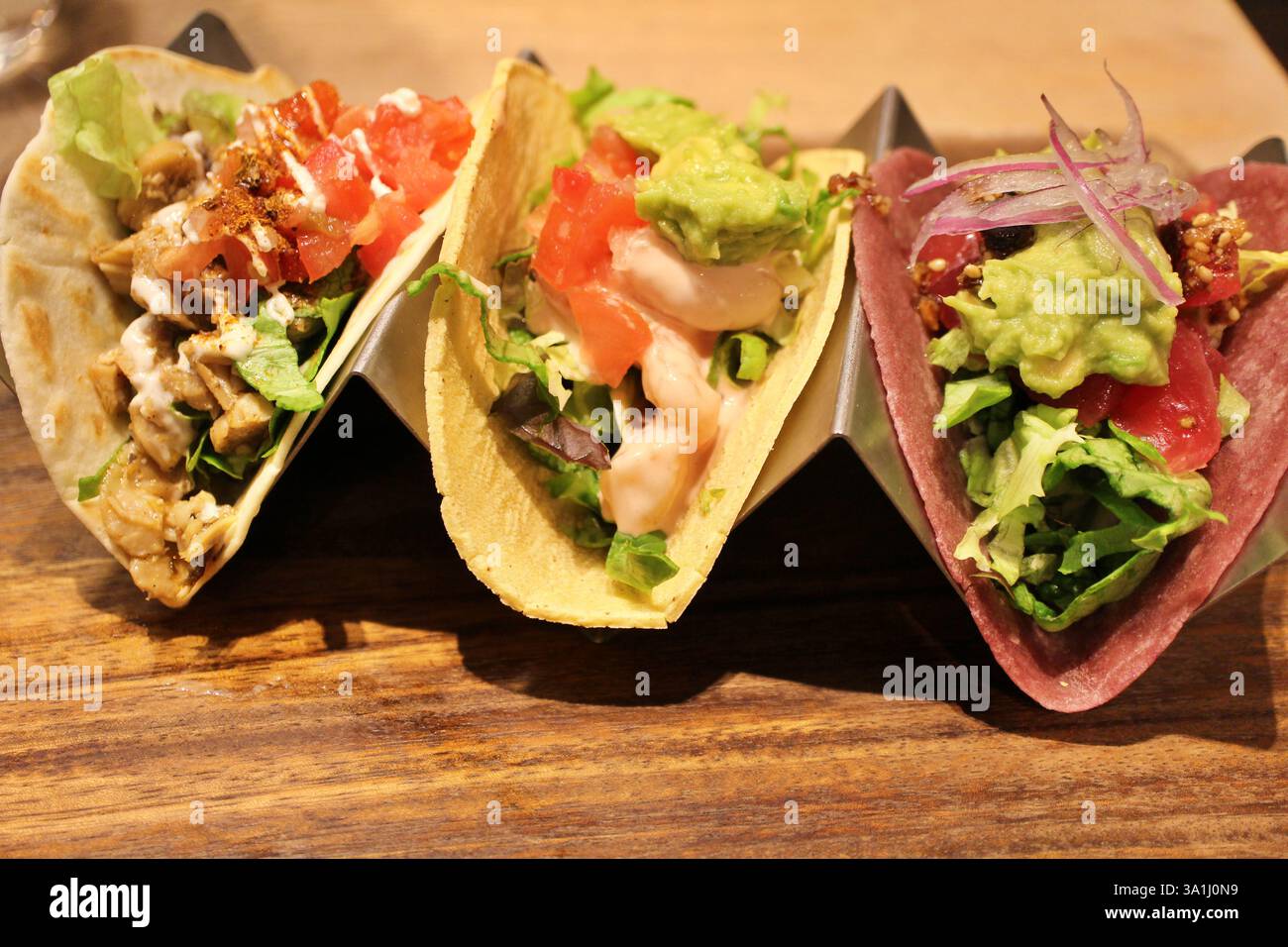 Cuisine tex-mex (cuisine mexicaine) : plateau de tacos (thon, crevettes et poulet) Banque D'Images