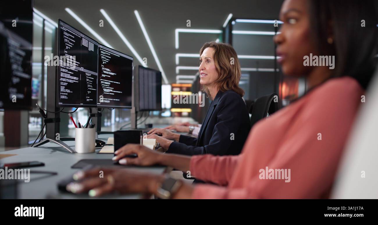 Programmeurs multiraciaux utilisant la méthodologie Agile développant des logiciels dans Office en collaboration Banque D'Images