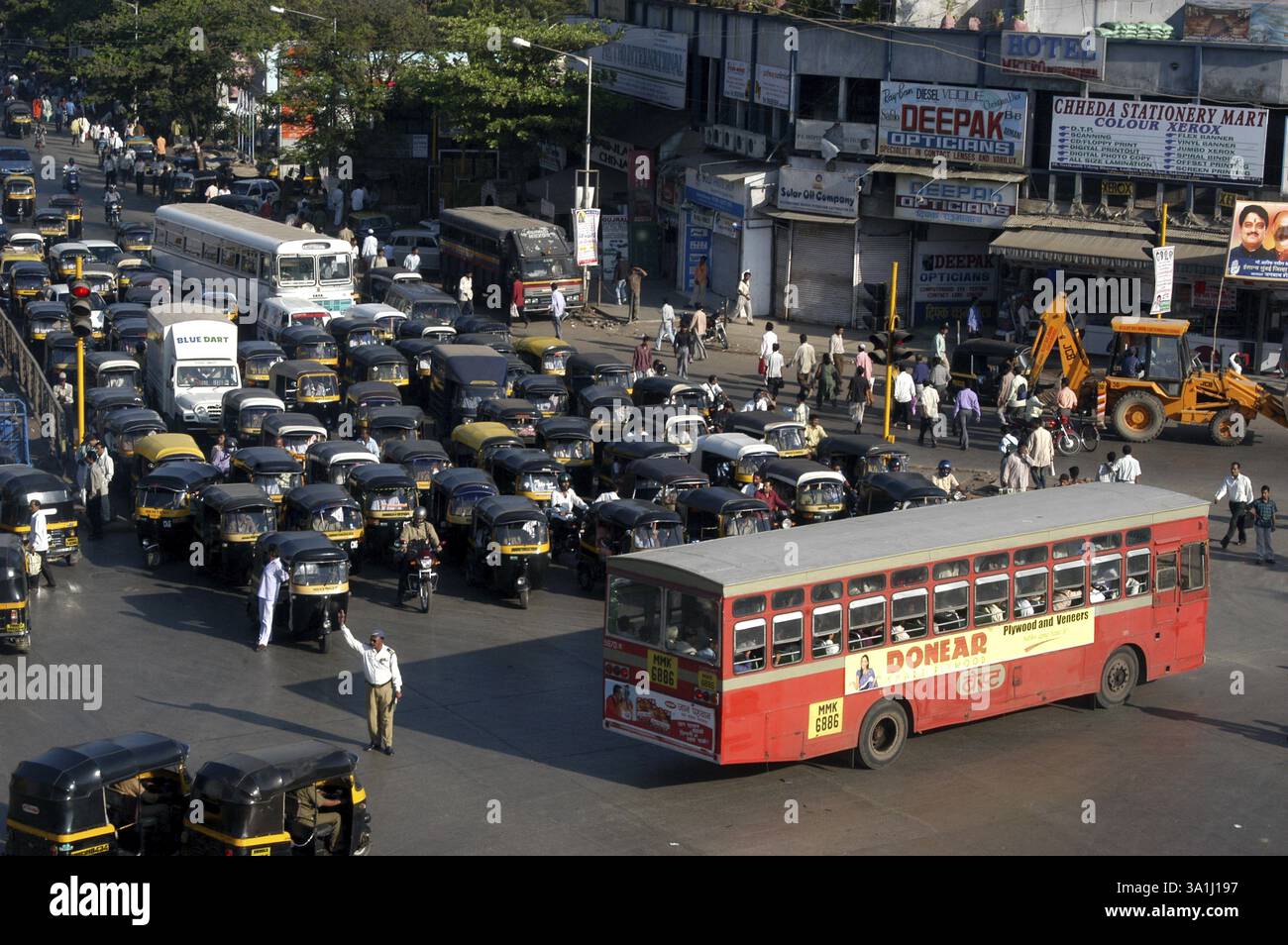 Un policier de la circulation qui gère la circulation au carrefour encombré de saki Naka sur la route andheri ghatkopar, Bombay Now Mumbai, Maharashtra, Inde, ASI Banque D'Images
