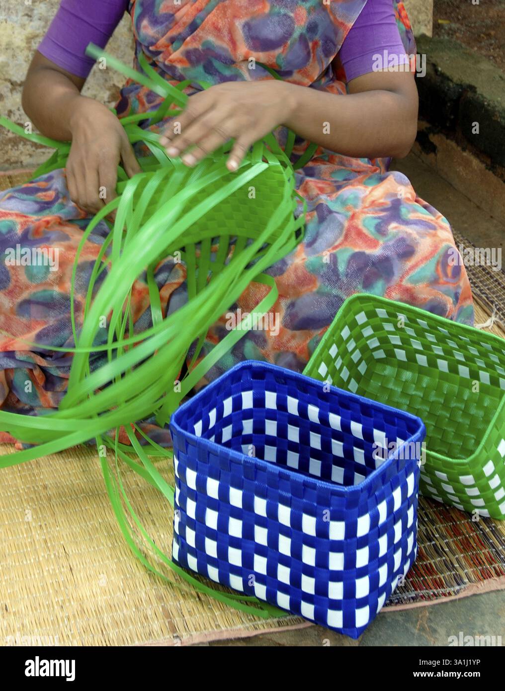 Cottage Industry, femme tissant des paniers de bandes en plastique, Tamil Nadu, Inde, Asie Banque D'Images