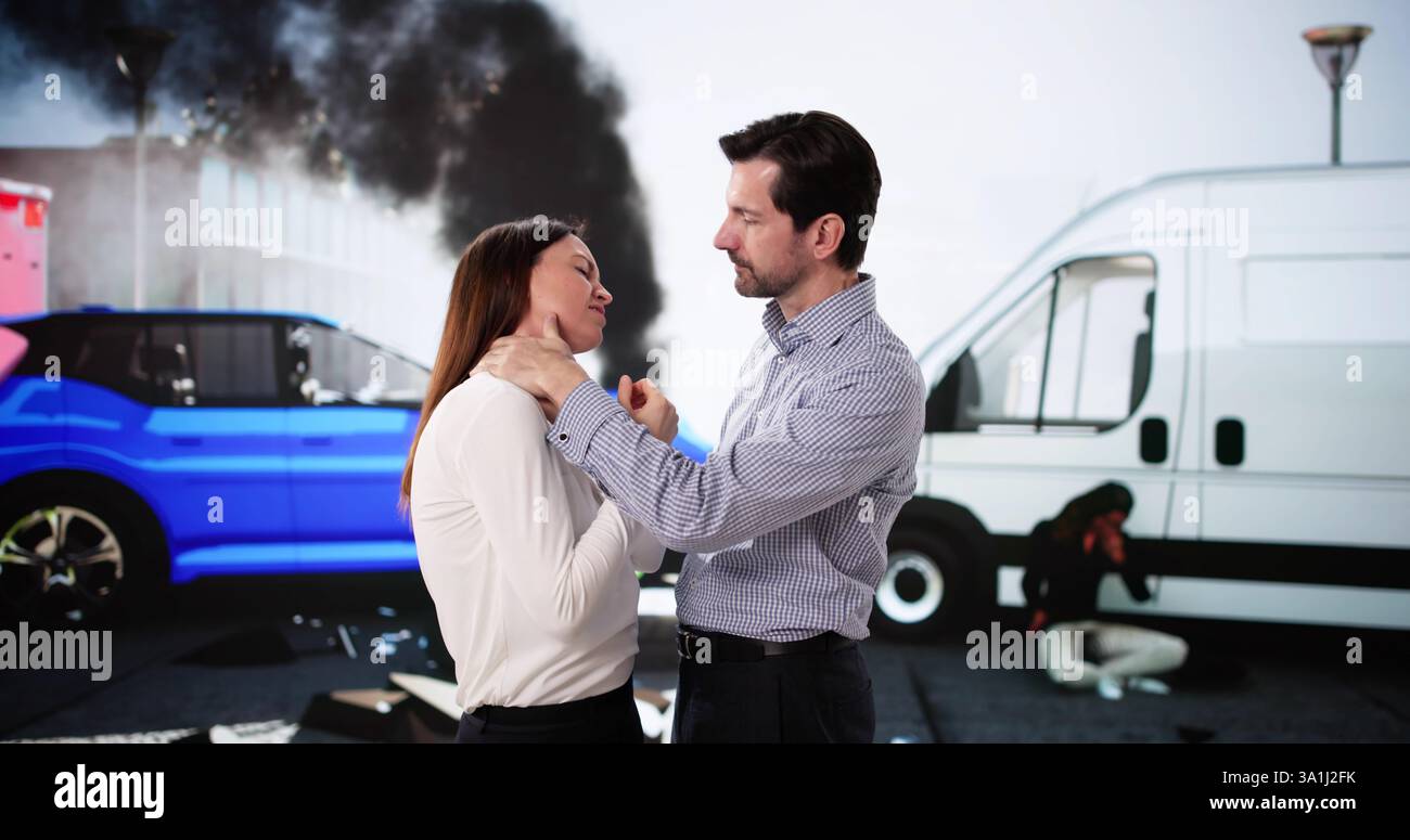 Femme tenant le cou dans la douleur après un accident de voiture bosselé. Les professions possibles pourraient être infirmière, physiothérapeute, expert en sinistres. Banque D'Images