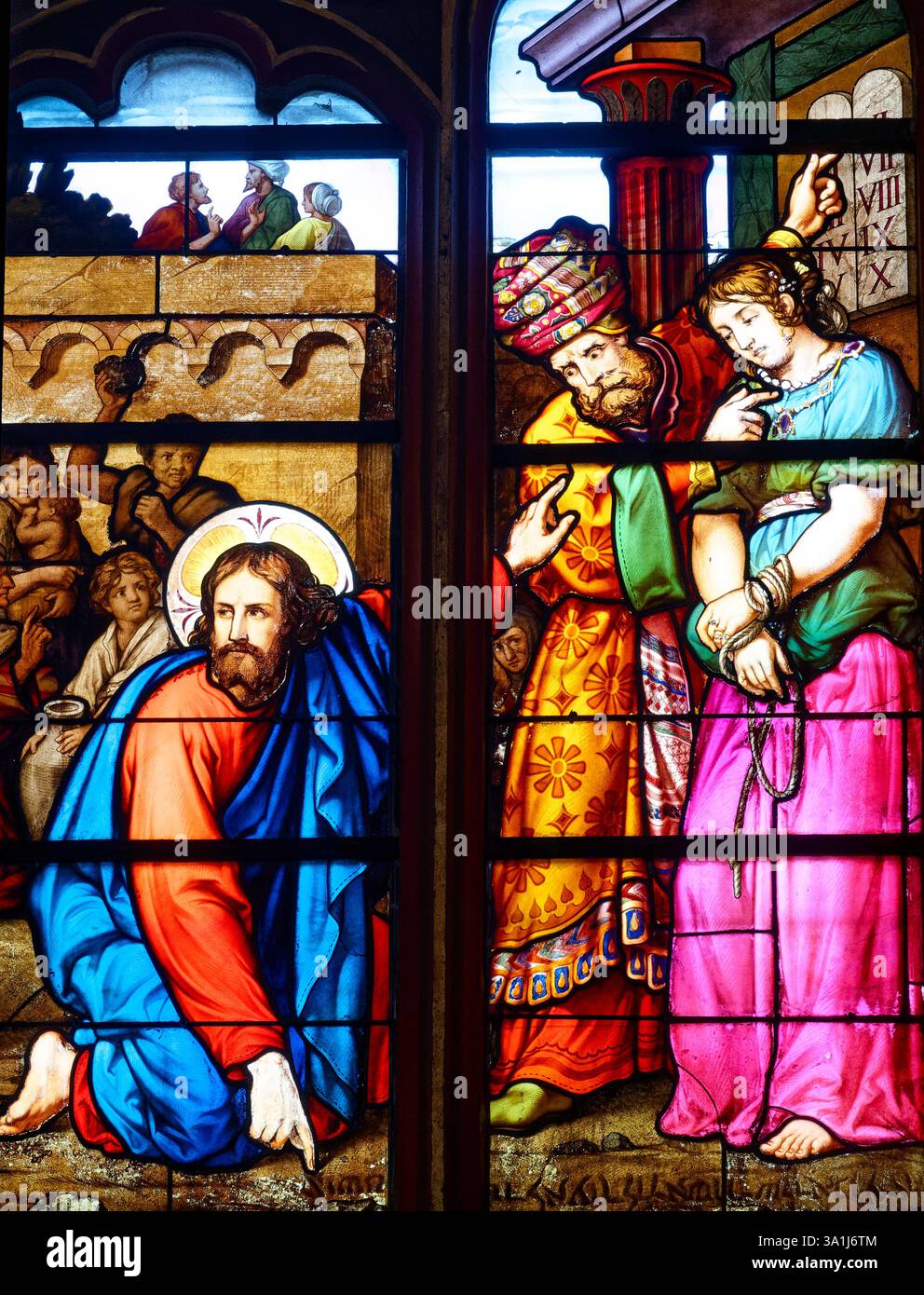 Montargis, FRANCE - 01-27-2025, vitraux (XIXe siècle) du Nouveau Testament : Jésus et l'adultère. Banque D'Images