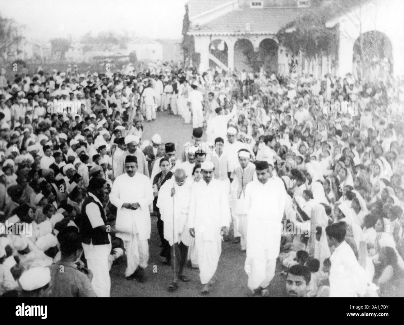 Mahatma Gandhi, Sushila Nayar et Purushottam Gandhi marchant à Rashtriyashala Ashram, Rajkot, 1939, Inde NA M. Banque D'Images