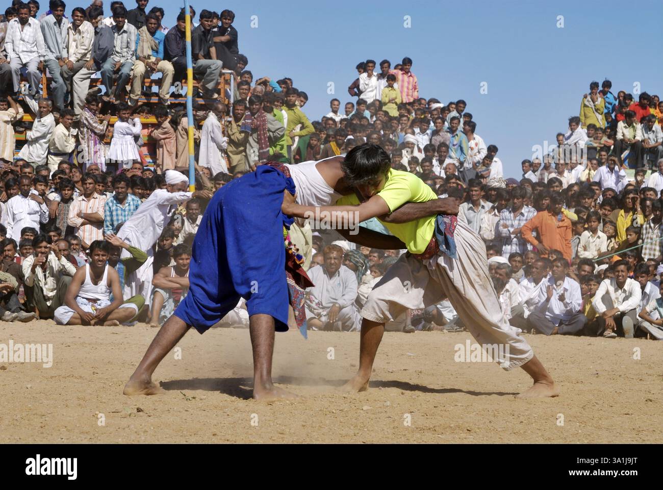 Les gens regardent Bakh mal Akhada lutter Shivratri Fair, Kutch, Gujarat, Inde, Asie Banque D'Images