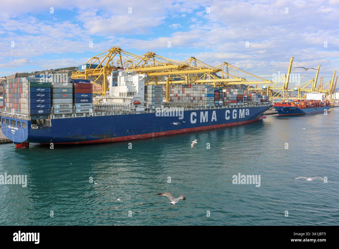 9 mars 2025. Photo du dossier : CMA CGM IVANHOE chargé de conteneurs. Suite aux menaces de l'administration Trump sur l'industrie du transport maritime et au projet de décret visant à taxer les navires/flottes liés à la Chine (construits en Chine/battant pavillon chinois) faisant escale dans les ports américains, la troisième plus grande compagnie maritime de conteneurs au monde - la CMA-CGM française qui vient d'ordonner la construction de 12 navires en Chine - a annoncé son soutien à la construction navale américaine, s'est engagée à commander de nouveaux navires aux constructeurs américains, a promis d'investir 20 milliards de créer 10 000 emplois aux États-Unis. Crédit : KEVIN IZORCE/Alamy Live News Banque D'Images