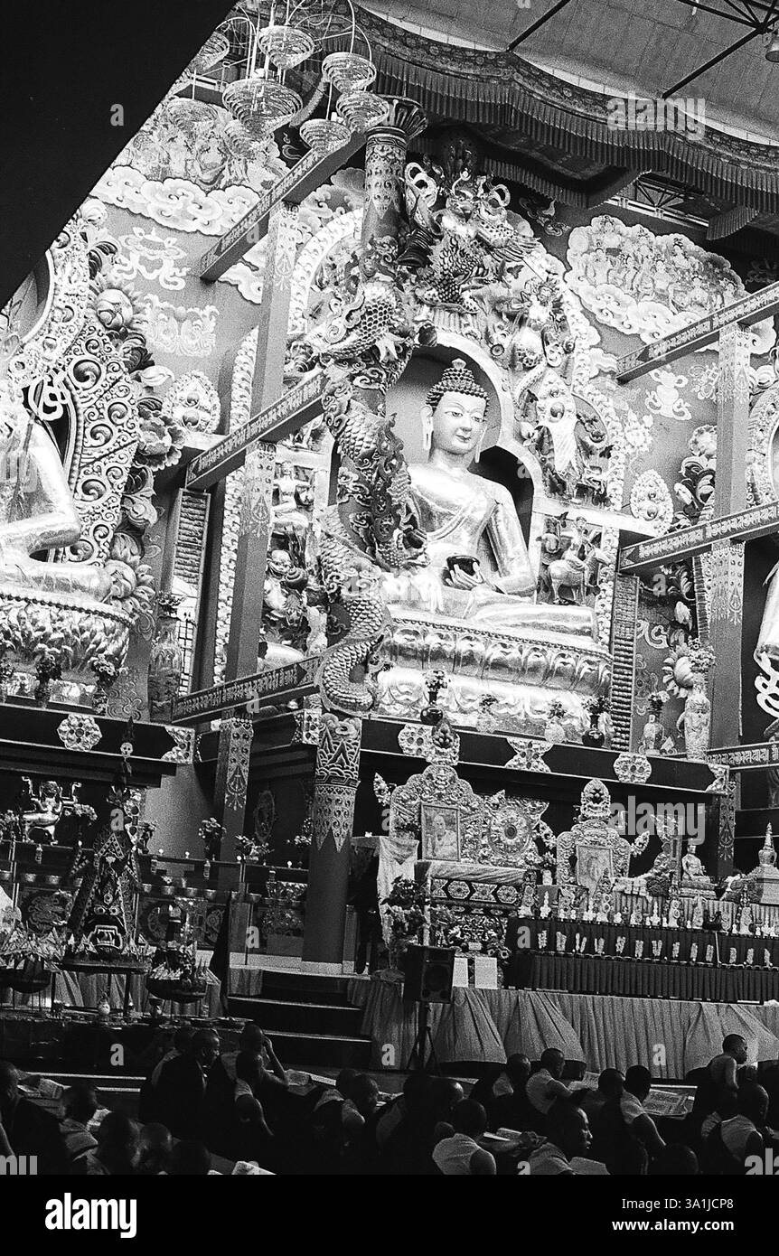Images du Seigneur Bouddha au monastère dans le village de Bylakuppe près de Mysore, Karnataka, Inde, Asie Banque D'Images