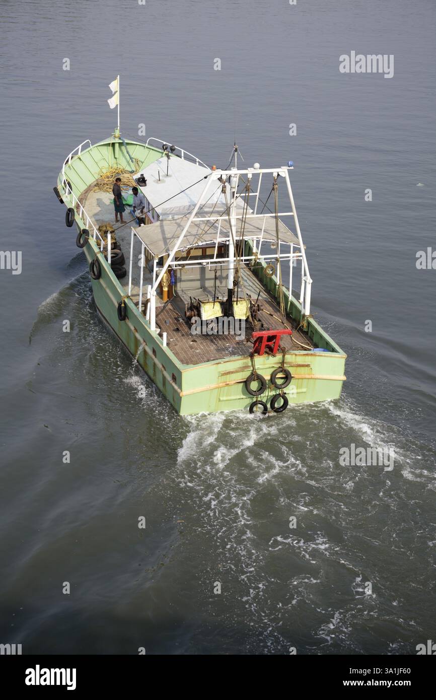 Bateau pêcheur du pont Munambam Maliankara, Dist Ernakulam, Kerala, Inde, Asie Banque D'Images