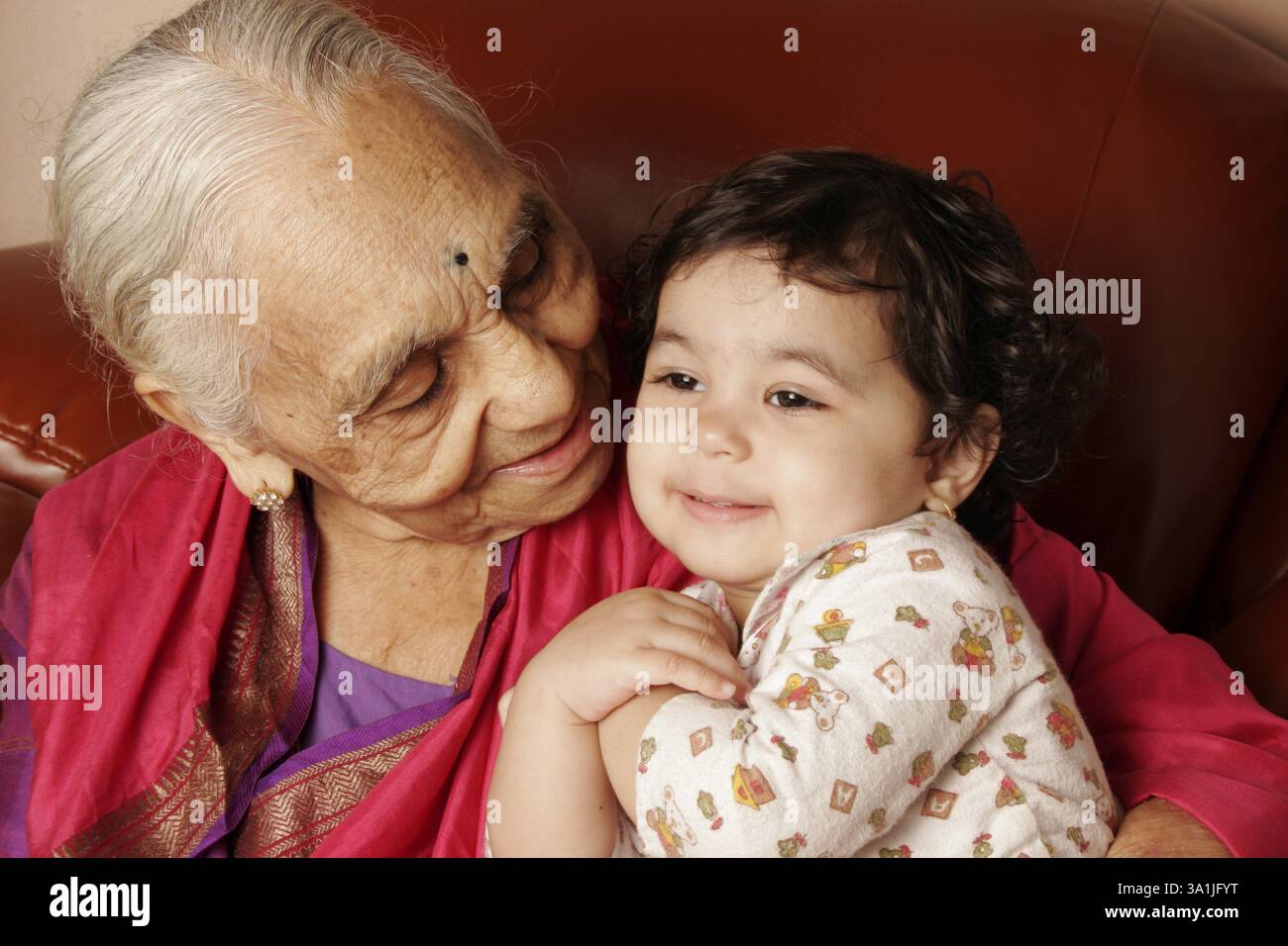 Une femme maharashtrienne de 92 ans avec sa petite-fille, Inde MR#686J, 686K. Banque D'Images