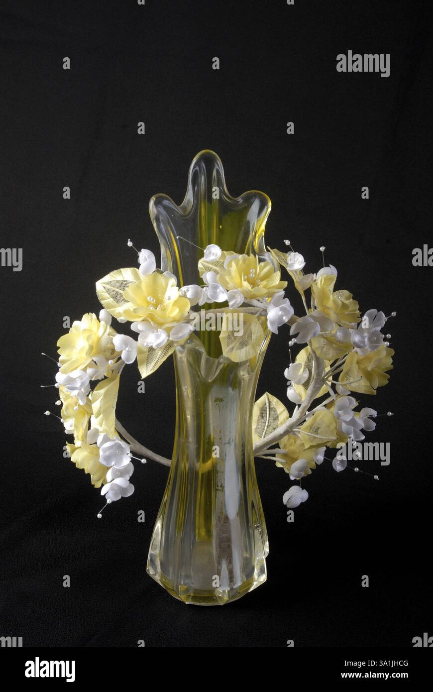 Couronne de communion dans un vase utilisé dans mariage chrétien nom de pétales de fleurs en tissu satin faites à la main Banque D'Images