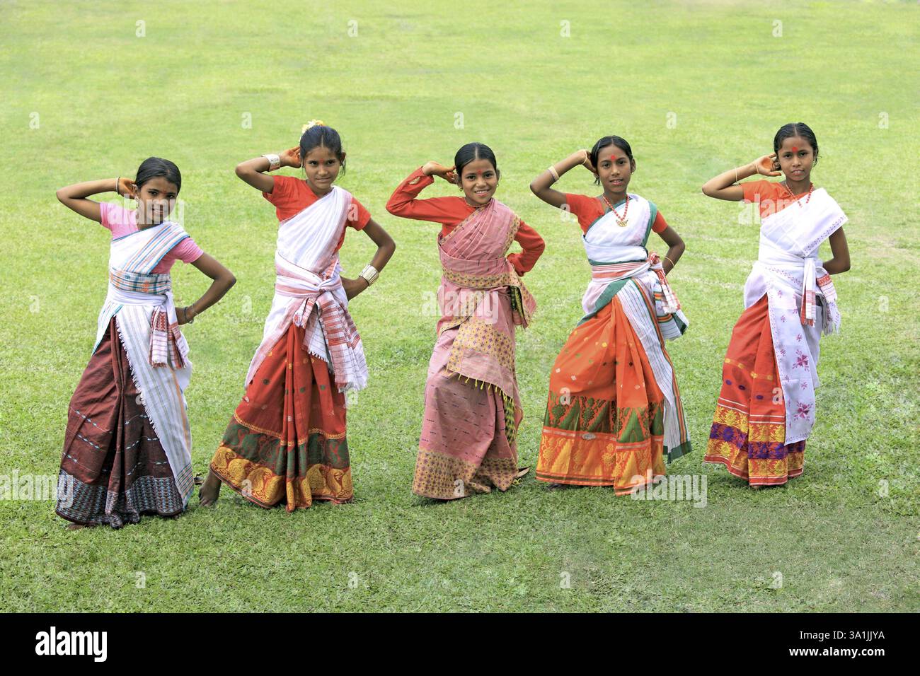 Des filles assamaises jouant la danse et célébrant le festival Bihu (célébration du nouvel an) Assam, Inde NA M. Banque D'Images