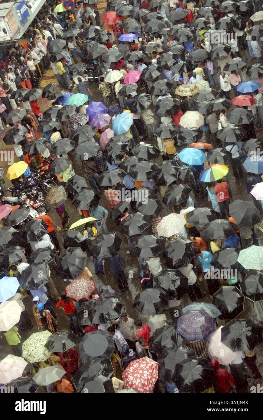 Route bondée, les gens se sont rassemblés pour voir dahi handi sur Govinda Gokul festival ashtami, Bombay Mumbai, Maharashtra, Inde, Asie Banque D'Images