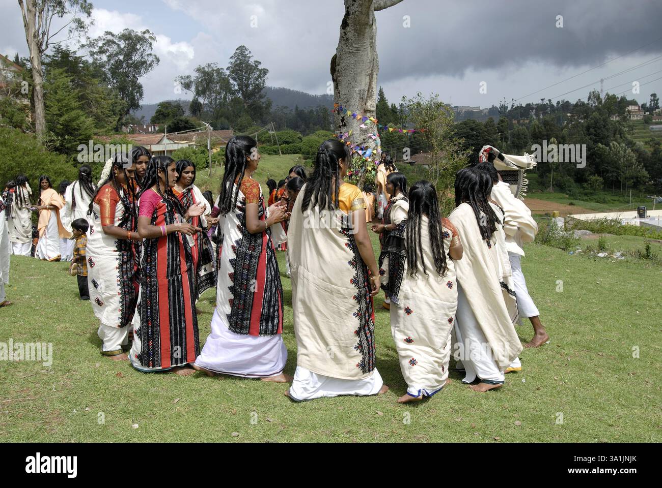 Les femmes Toda chantaient et dansaient en cercle pendant le mariage Toda, Nilgiris, Tamil Nadu, Inde, Asie Banque D'Images