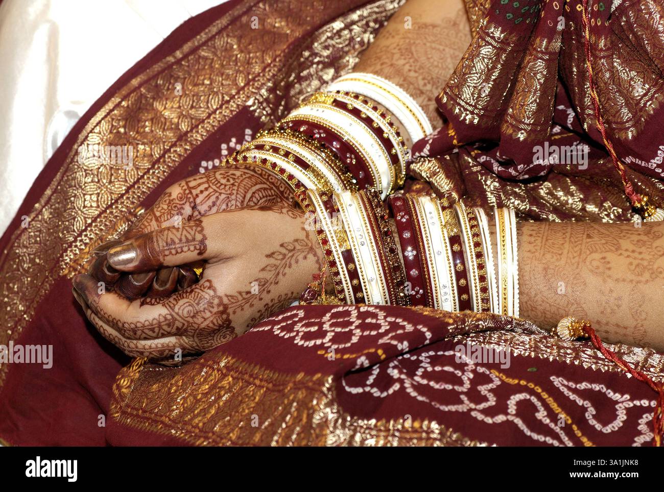 Mariée montrant bangles et tatouages au henné en cérémonie de mariage Banque D'Images