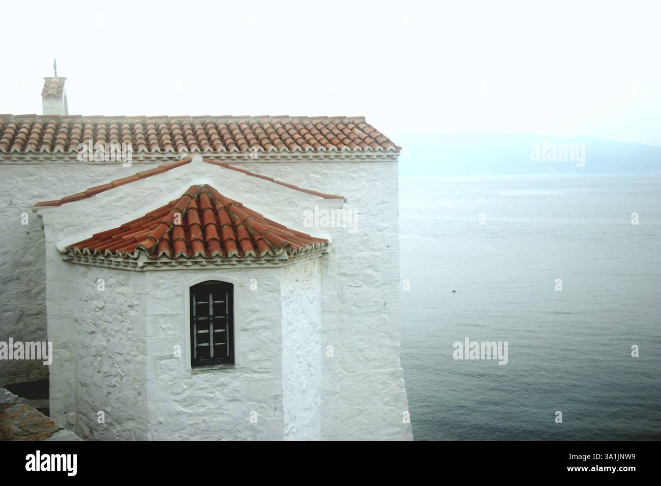 Belles maisons dans le village portuaire île d'Hydra en Grèce Banque D'Images