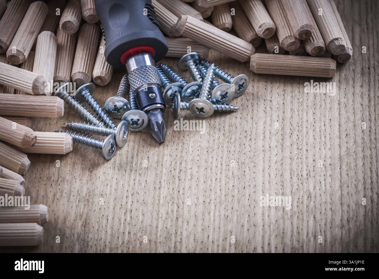 Tas de chevilles de travail du bois, clous de construction inoxydable et vis de serrage isolée Banque D'Images