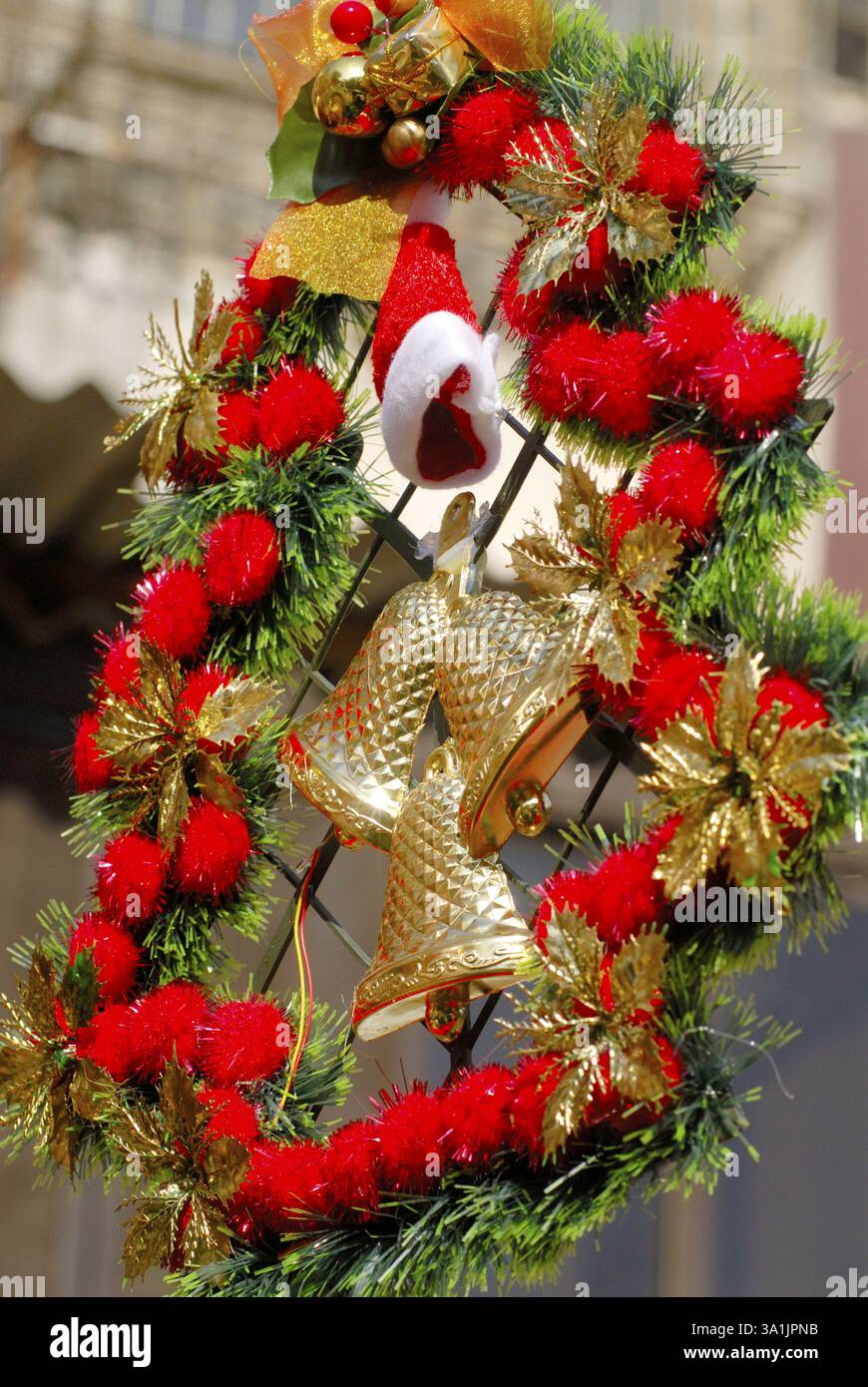 Tentures murales, cloches et autres matériaux décoratifs pour célébrer le Festival de Noël gardés pour la vente dans la boutique Borivali, Bombay Naw Mumbai, Maharashtra, Banque D'Images