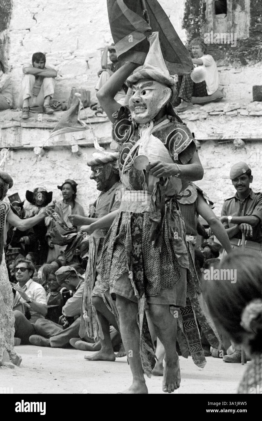 Un homme de masque faisant une activité sur le festival Hemis à Hemis Gompa Ladakh, Jammu et Cachemire, Inde, Asie Banque D'Images