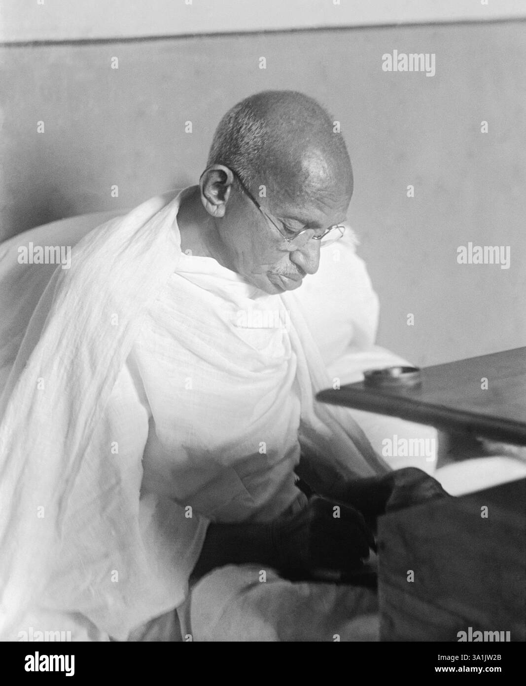 Mahatma Gandhi lors de l'inauguration de la clinique de cure nature d'Urlikanchan (près de Pune), 1944 NA M. Banque D'Images