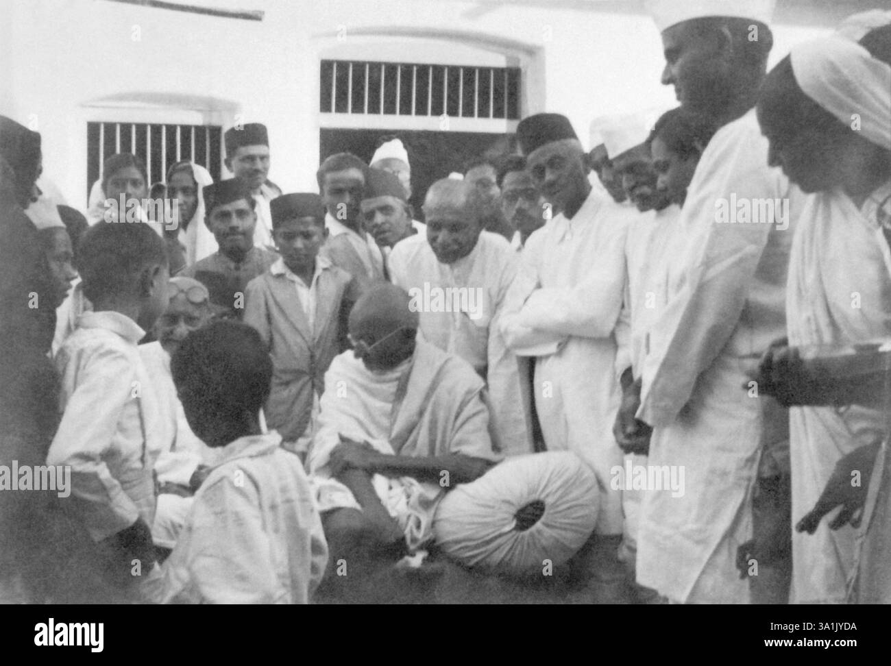 Mahatma Gandhi rencontre son cousin Kushalchand Gandhi à moitié couvert à Rajkot, 1936, Inde NA M. Banque D'Images