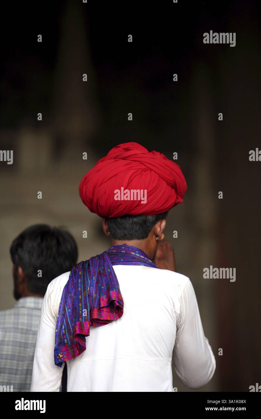 Un touriste Rajasthani visitant le site du patrimoine mondial de l'UNESCO le célèbre fort de Delhi également kNAwn comme Lal Qila ou Fort Rouge construit en (1638-1648) utilisé comme p Banque D'Images