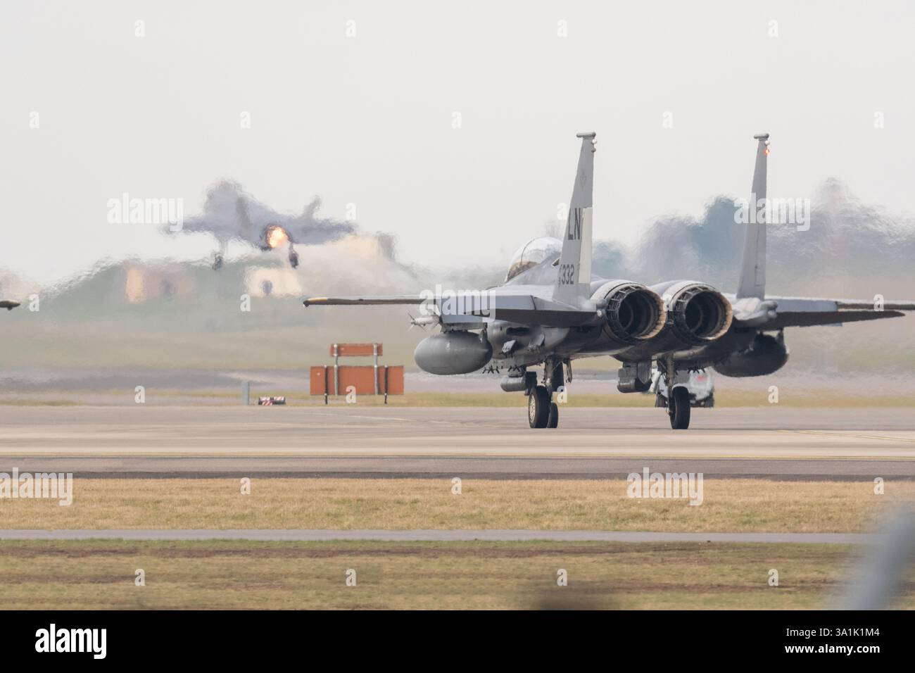 L'USAF McDonnell Douglas F-15 Eagle regarde un F-35 Lockheed Martin de l'USAF qui part de RAF Lakenheath, Suffolk avec réchauffage / postcombustion Banque D'Images