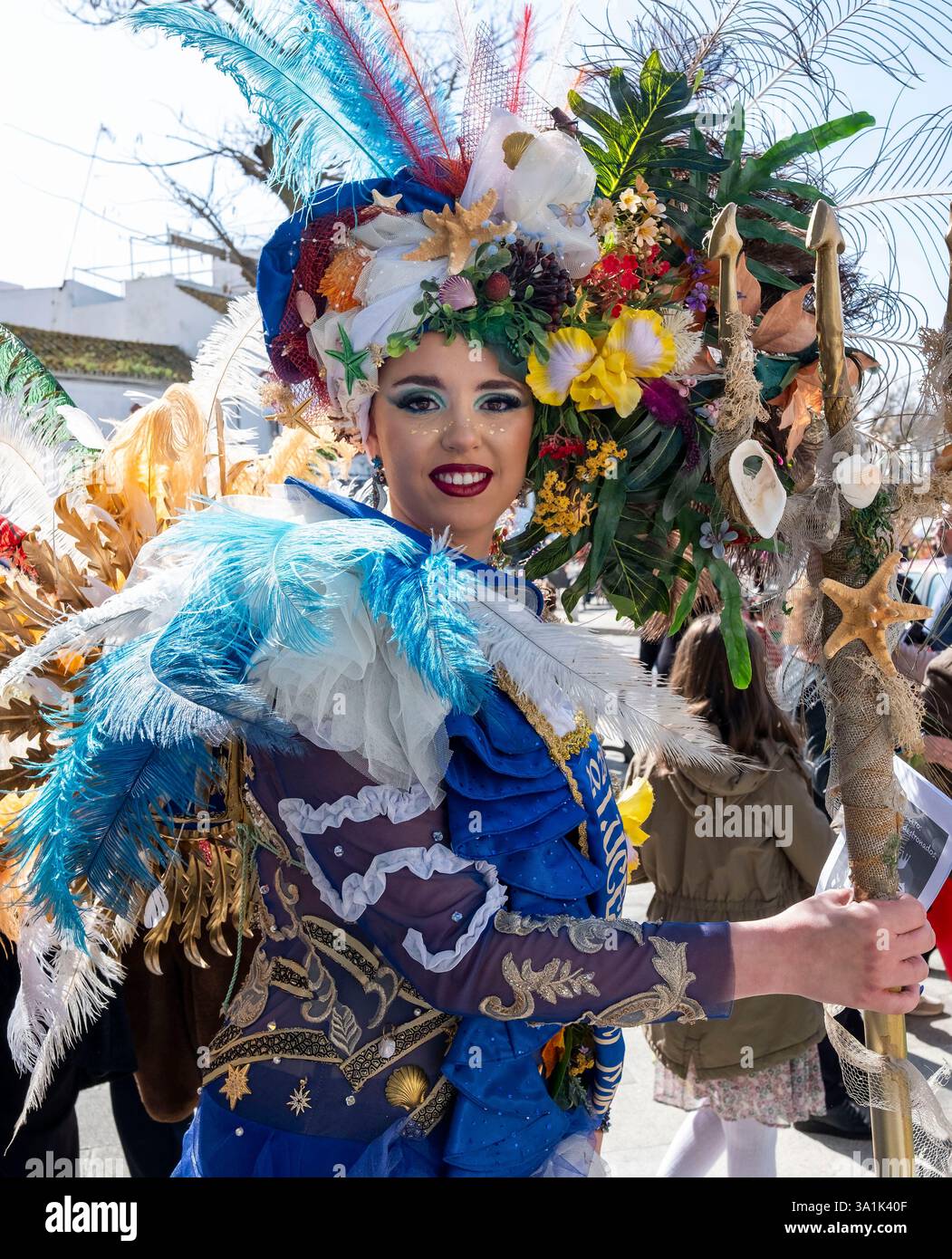 Jeune femme assistant à un concours de beauté, Carmona, Andalousie, Espagne Banque D'Images