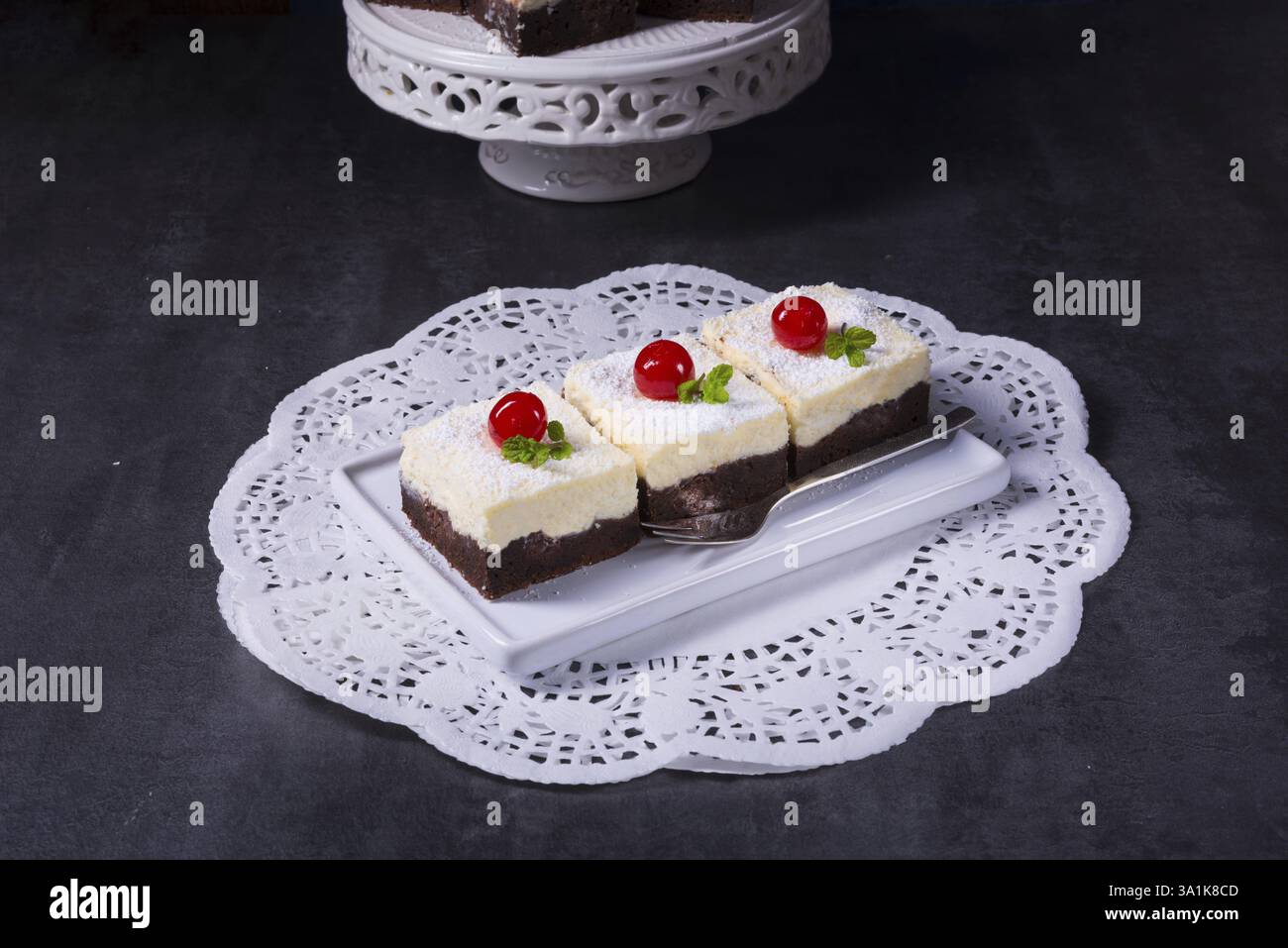 Gâteau à la crème au chocolat avec cerises Banque D'Images