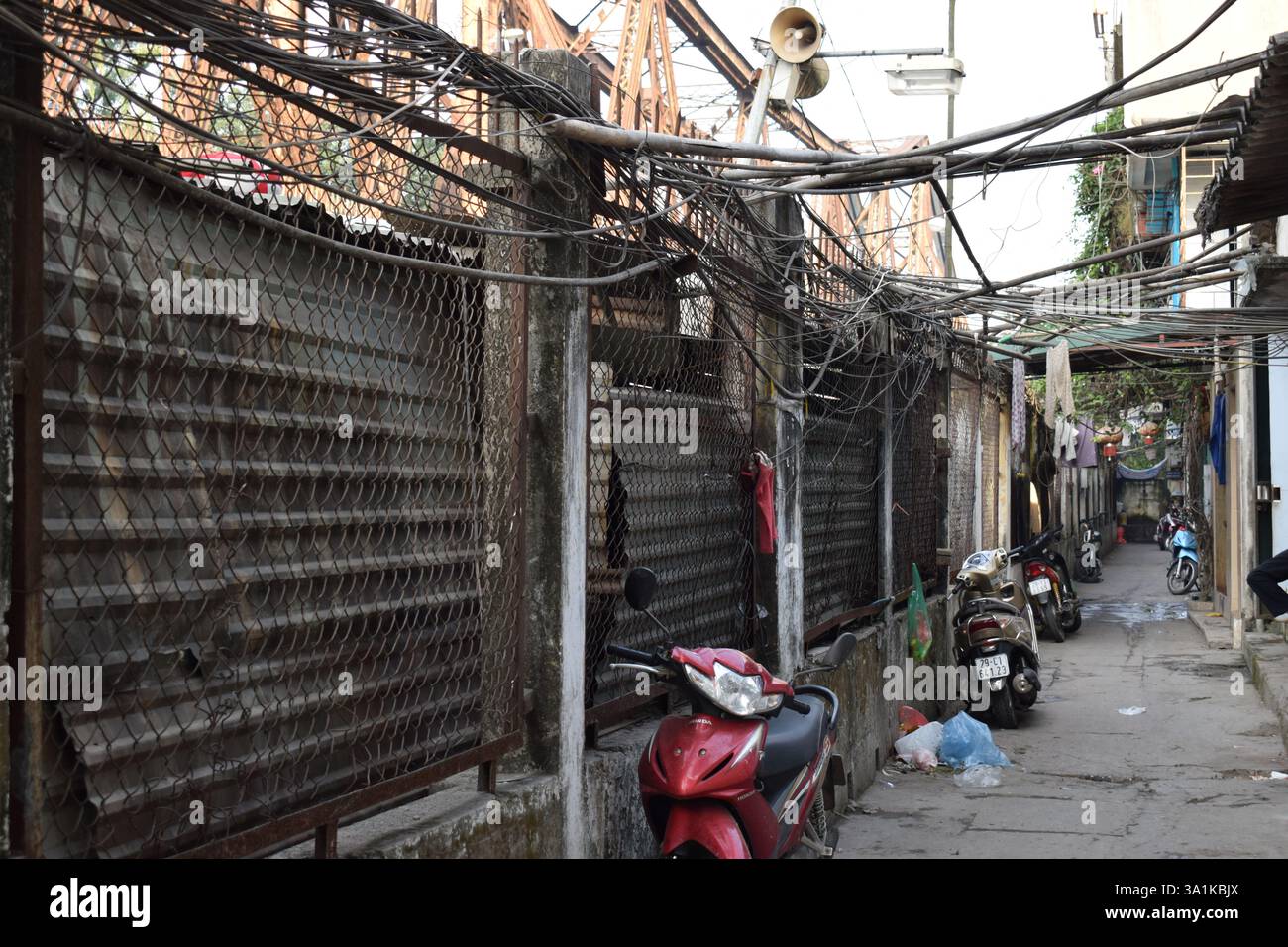 Une rue animée de Hanoi présente un enchevêtrement de lignes ...