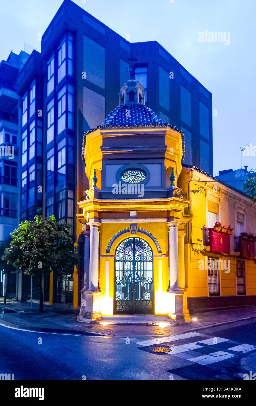 Malaga, Andalousie, Espagne. Lieu de culte d'un saint patron religieux à un coin de rue à Malaga. 30 mars 2024 Banque D'Images