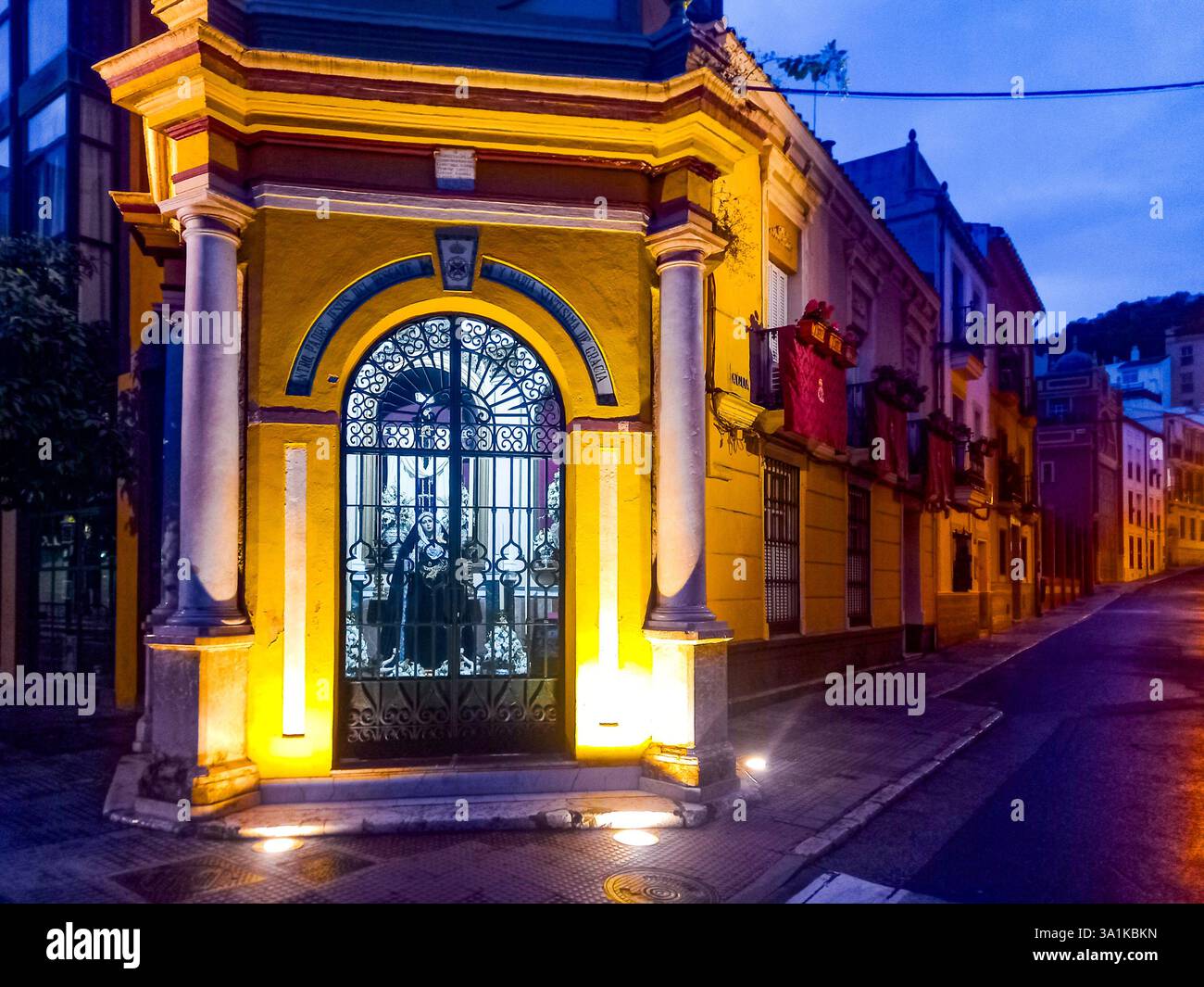 Malaga, Andalousie, Espagne. Lieu de culte d'un saint patron religieux à un coin de rue à Malaga. 30 mars 2024 Banque D'Images