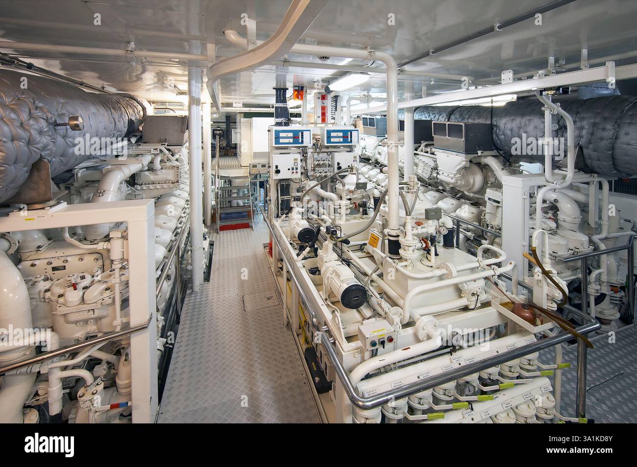 Salle des machines industrielles modernes avec équipement mécanique avancé et systèmes de contrôle sur Megayacht Stargate Banque D'Images