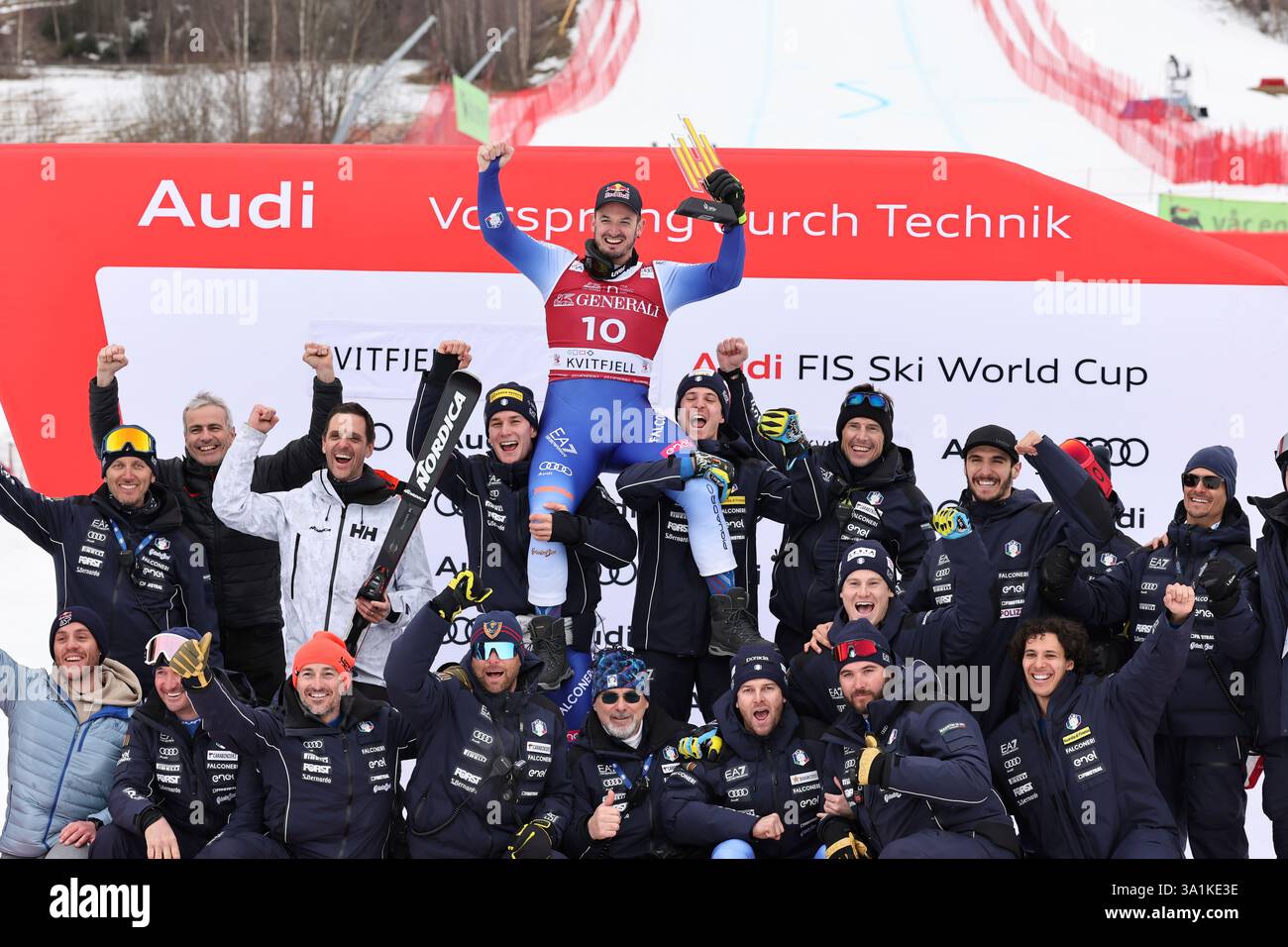 The winner Italy's Dominik Paris celebrates with the team after an alpine ski, men's World Cup downhill, in Kvitfjell, Norway, Saturday, March 8, 2025. (AP Photo/Marco Trovati) Banque D'Images