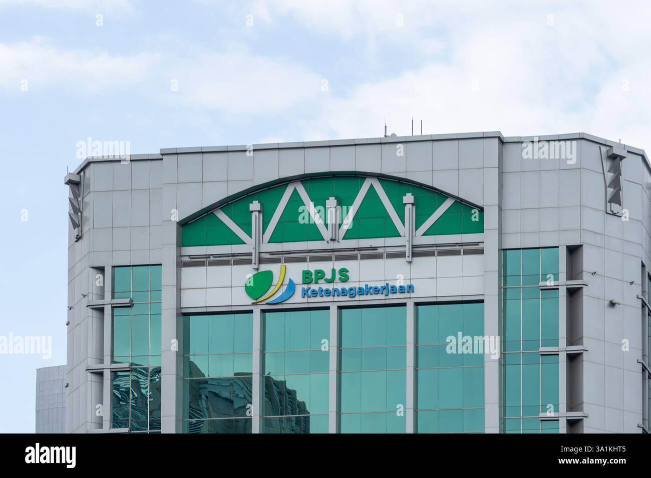Jakarta, Indonésie - 24 janvier 2025 : BPJS Ketenagakerjaan (Agence de sécurité sociale pour l'emploi) siège à Jakarta Sud, Indonésie. Banque D'Images