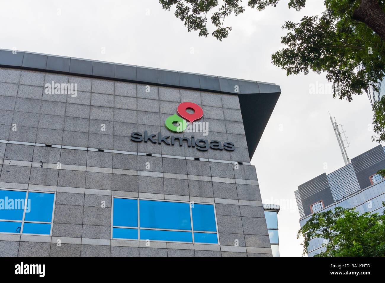 Jakarta, Indonésie - 25 janvier 2025 : immeuble de bureaux de l'équipe spéciale pour les activités pétrolières et gazières en amont (SKK Migas) à Jakarta Banque D'Images