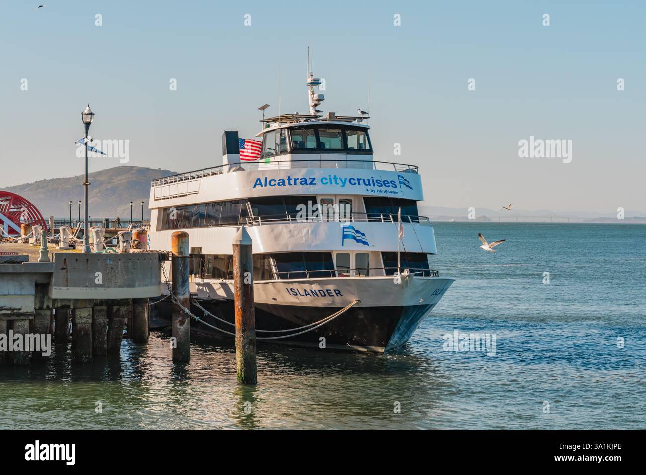 San Francisco, Californie, 8 avril 2024. Prêts pour le départ, les ferries attendent les passagers pour un voyage à Alcatraz. Banque D'Images