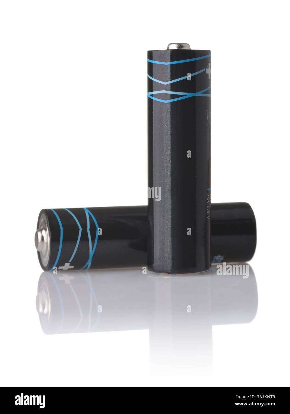 Vue avant de deux piles alcalines AA noires isolées sur blanc Banque D'Images