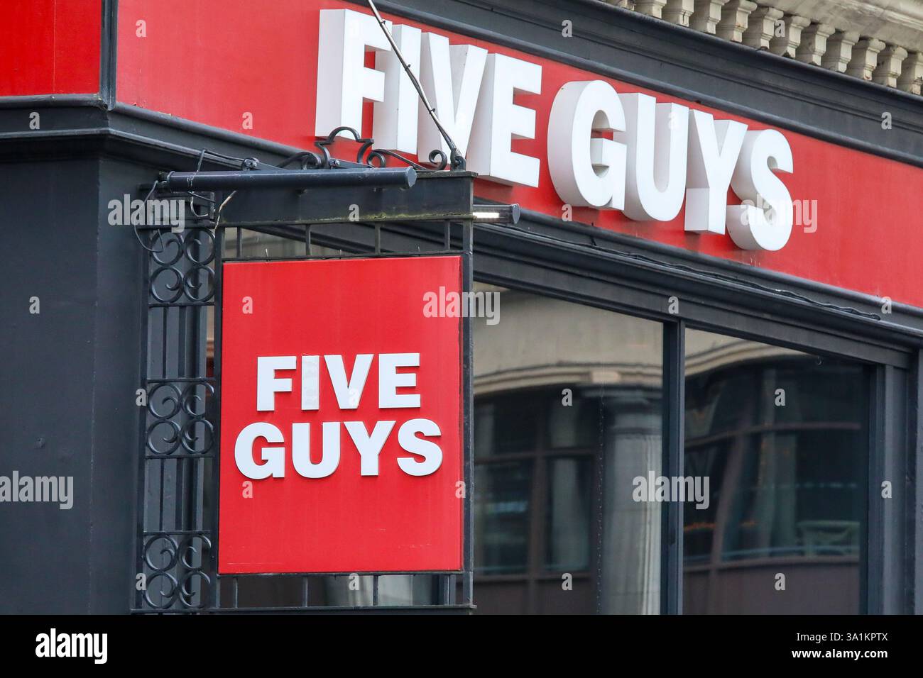 Signe de copyright devant le restaurant de restauration rapide Five Guys, Glasgow, Écosse, Royaume-Uni Banque D'Images