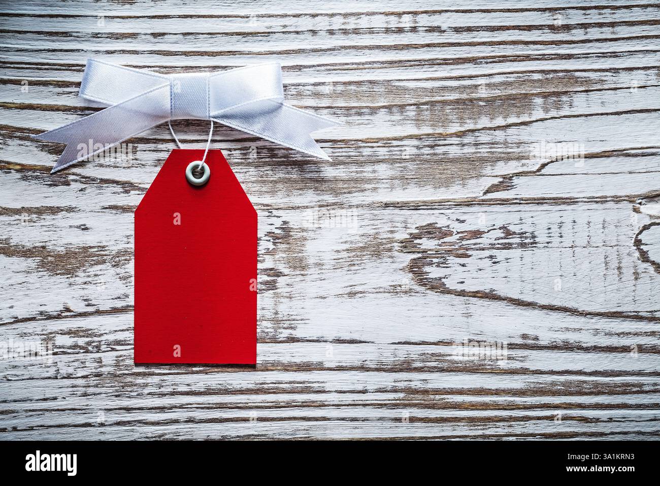 Étiquette de bagage rouge sur planche en bois vintage vue de dessus Banque D'Images