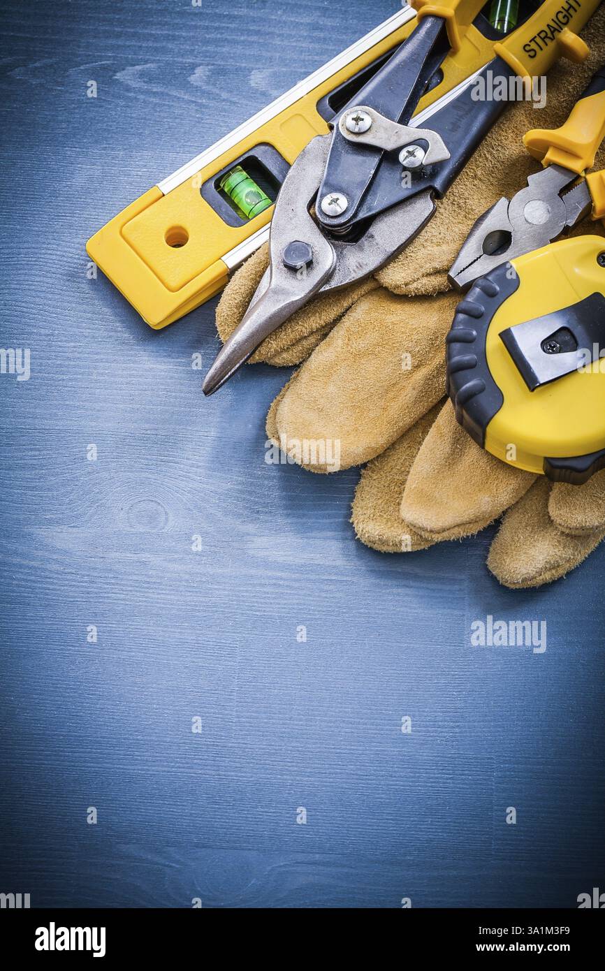 Pinces coupe-acier ruban à mesurer niveau construction gants de sécurité en cuir Banque D'Images