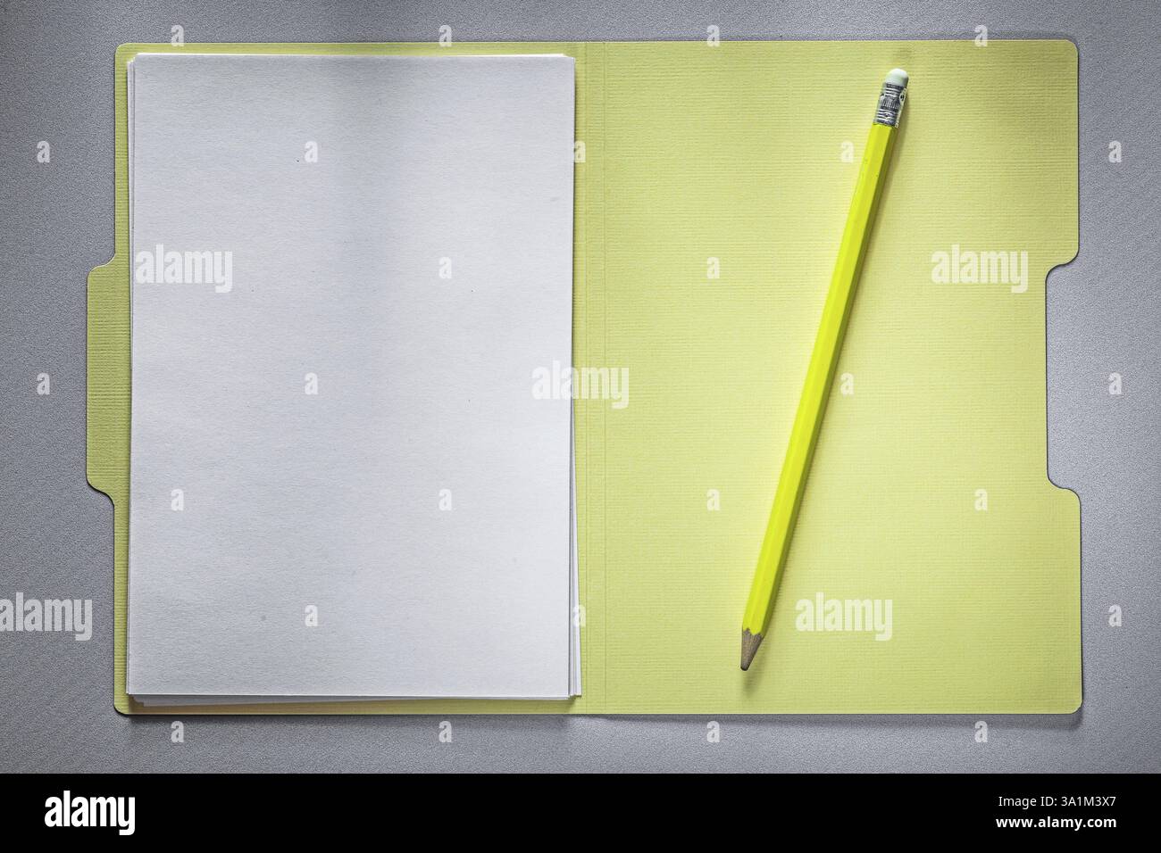Crayon de papier de dossier de bureau ouvert sur le concept d'éducation de fond gris Banque D'Images