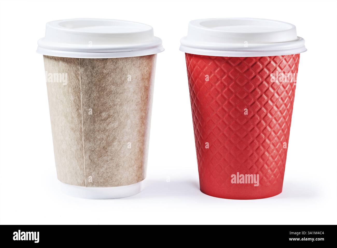 Gobelets rouges et bruns avec bouchons blancs isolés Banque D'Images