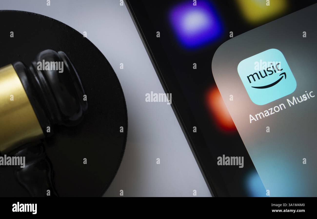 Gros plan sur l'écran d'un iPad affichant l'application amazon Music à côté du marteau d'un juge Banque D'Images
