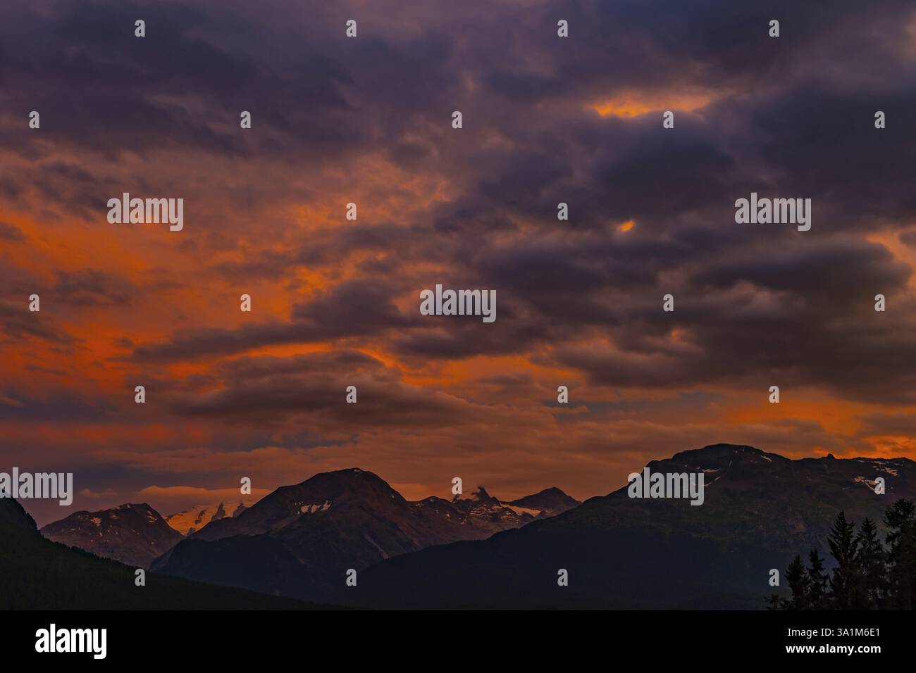 Belle vue sur la montagne avec SNAw et Cloudscape au coucher du soleil sur les Alpes suisses dans une nuit d'été à Samedan, Grisons, Suisse, Europe Banque D'Images