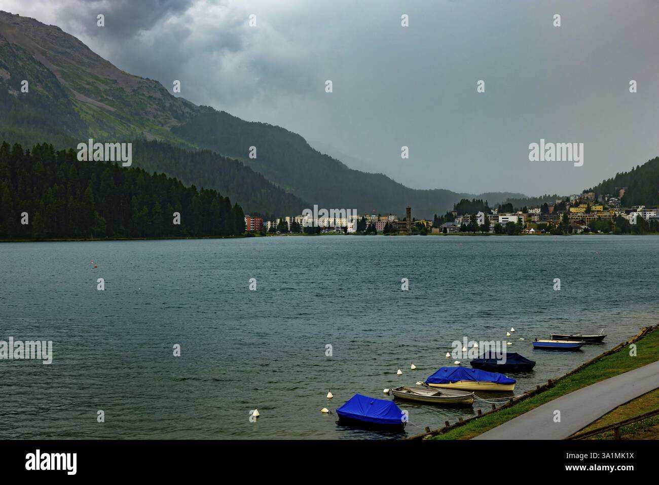 Vue panaramique sur la ville et le lac Sankt Moritz et la vallée de la montagne avec des nuages de tempête dans une journée d'été à St Moritz, Grisons, Suisse, Europe Banque D'Images